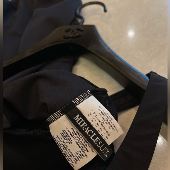 NEW MIRACLESUIT Crossover With Mesh One Piece Swimsuit in Black Size 10 - Picture 7 of 11